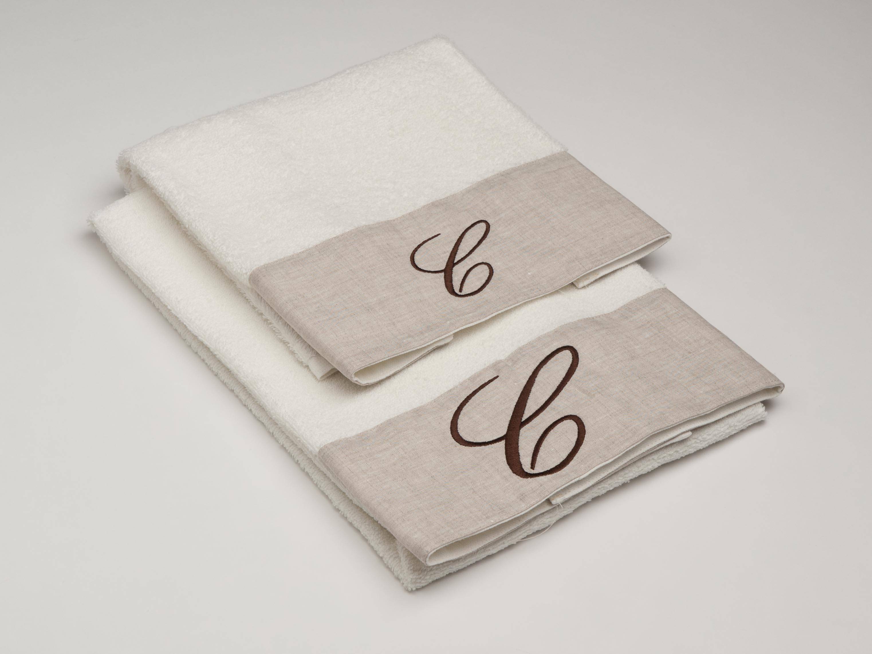 Asciugamani Con Cifre Su Lino Marrone