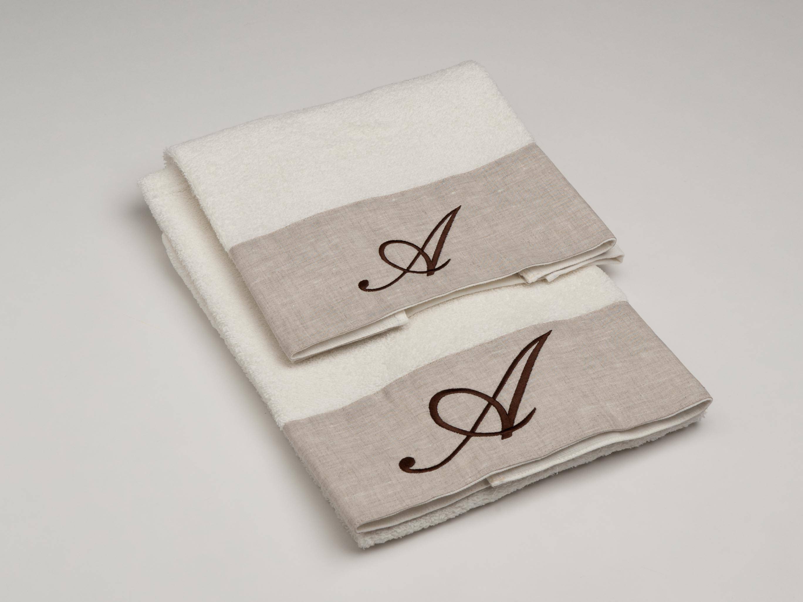 Asciugamani Con Cifre Su Lino Marrone