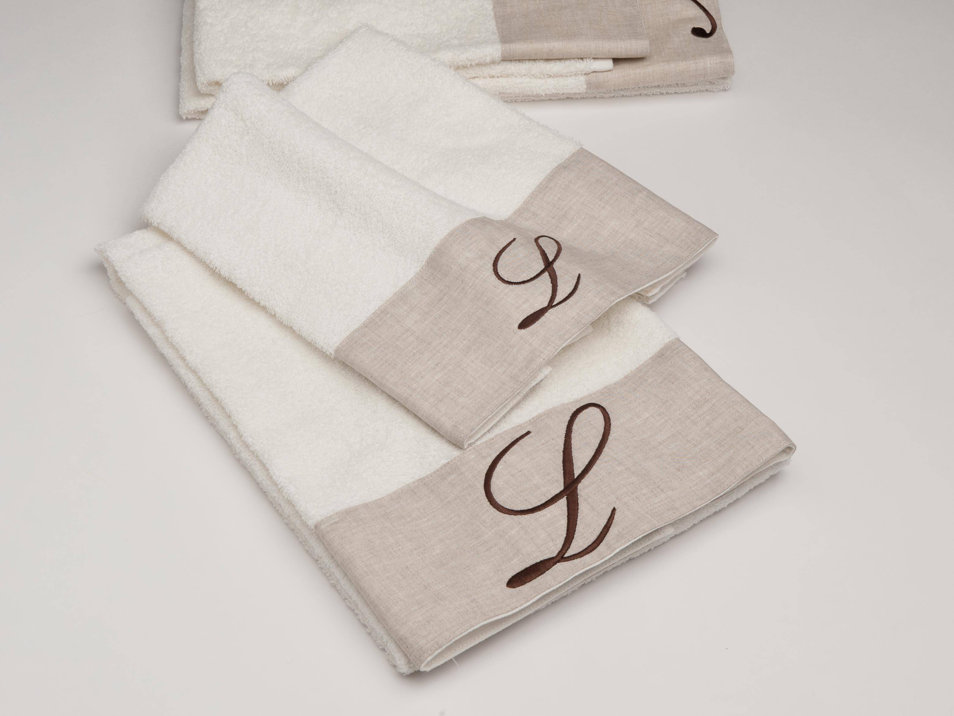 Asciugamani Con Cifre Su Lino Marrone