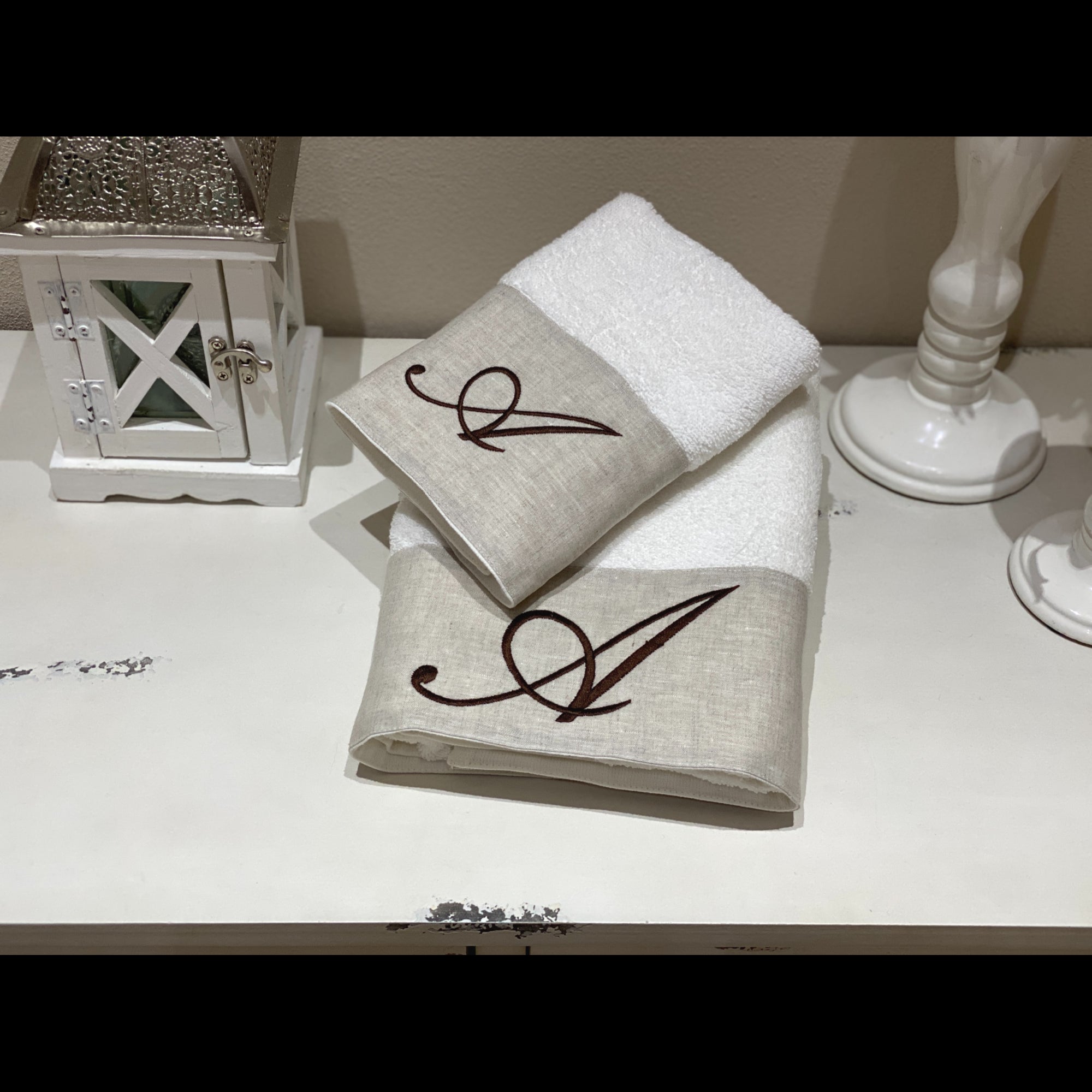 Asciugamani Con Cifre Su Lino Marrone