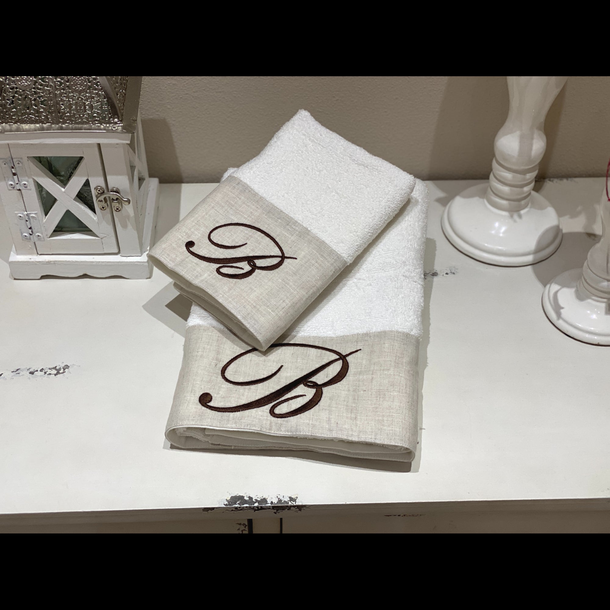 Asciugamani Con Cifre Su Lino Marrone