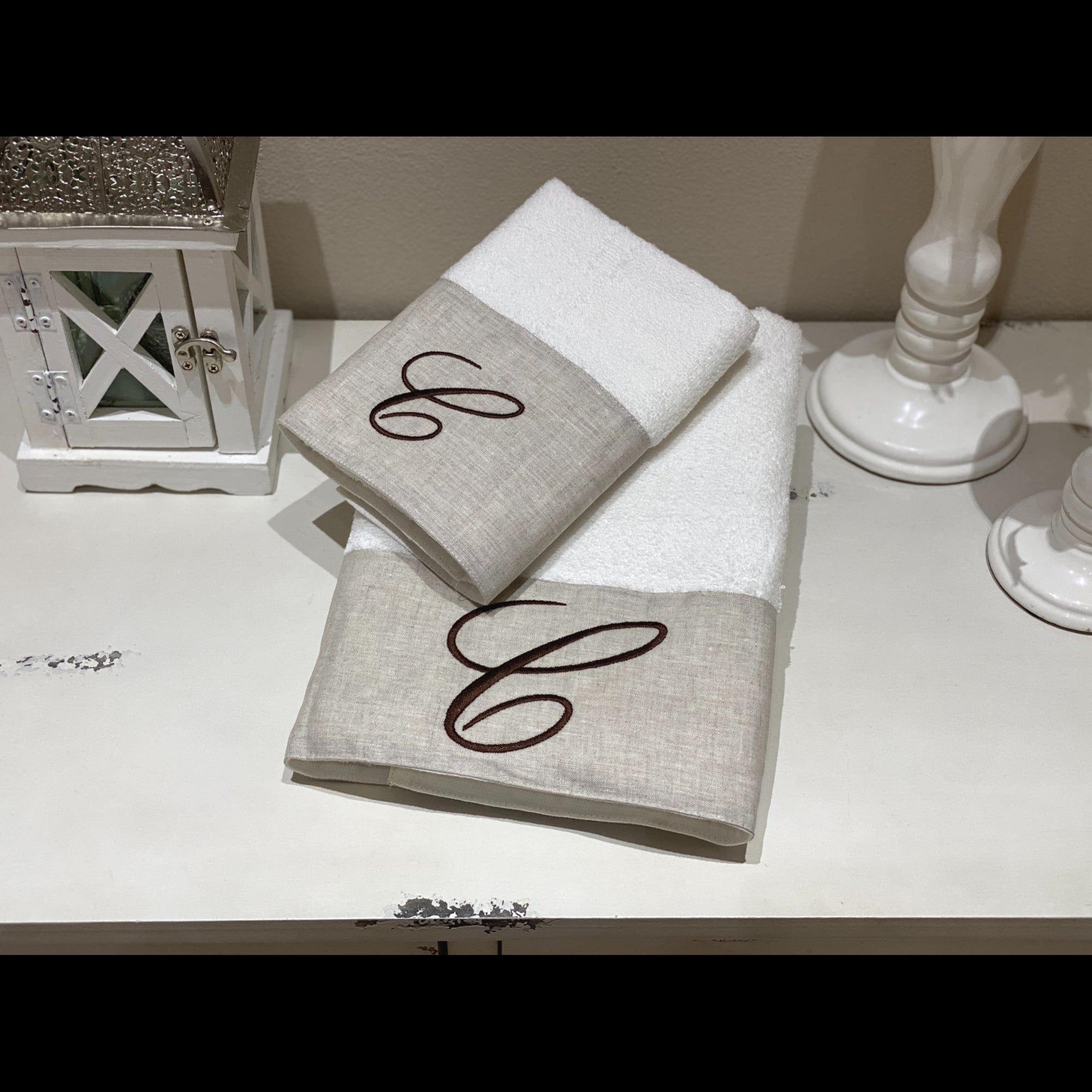 Asciugamani Con Cifre Su Lino Marrone