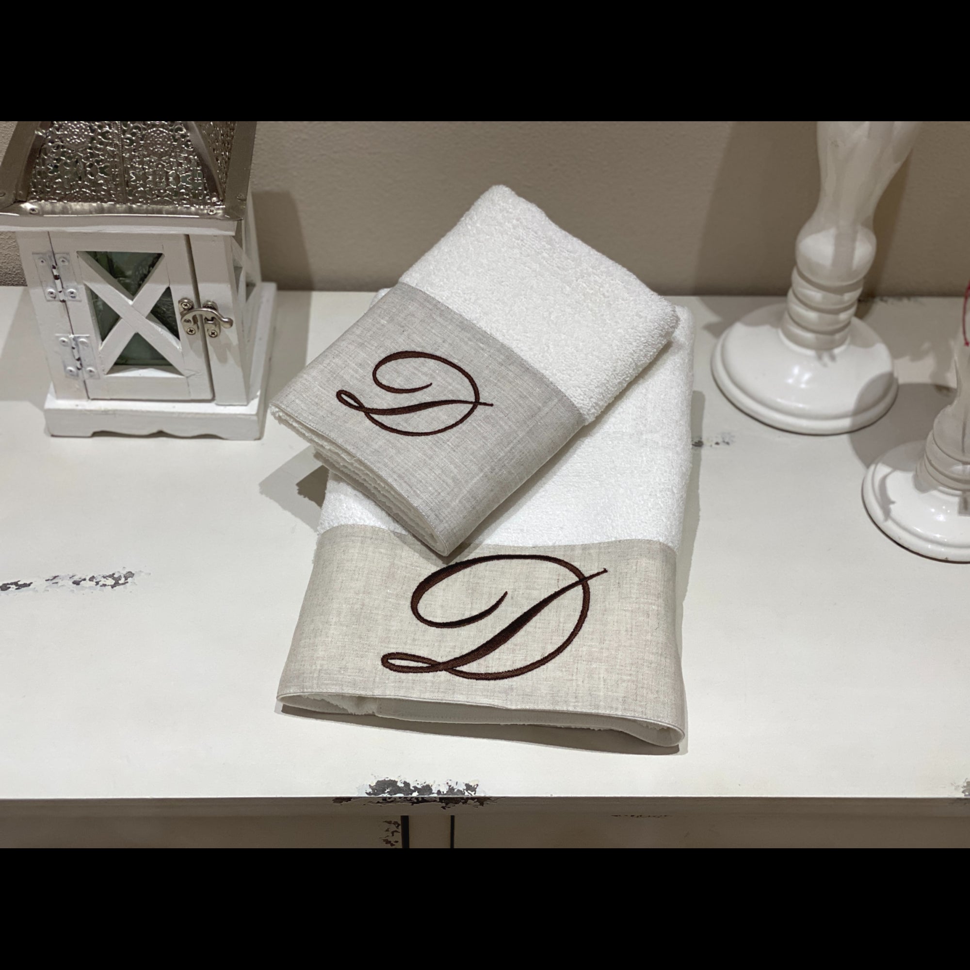Asciugamani Con Cifre Su Lino Marrone
