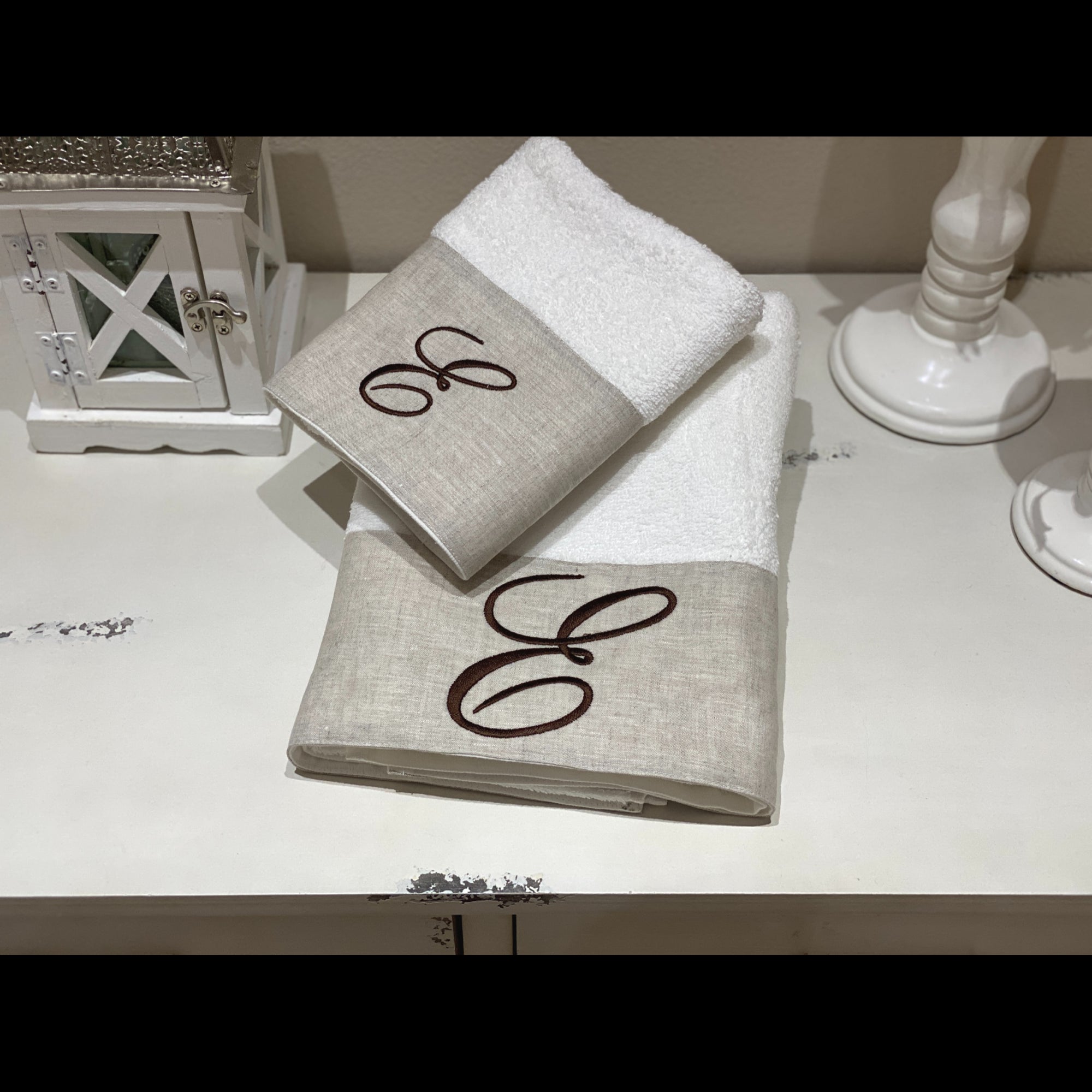 Asciugamani Con Cifre Su Lino Marrone