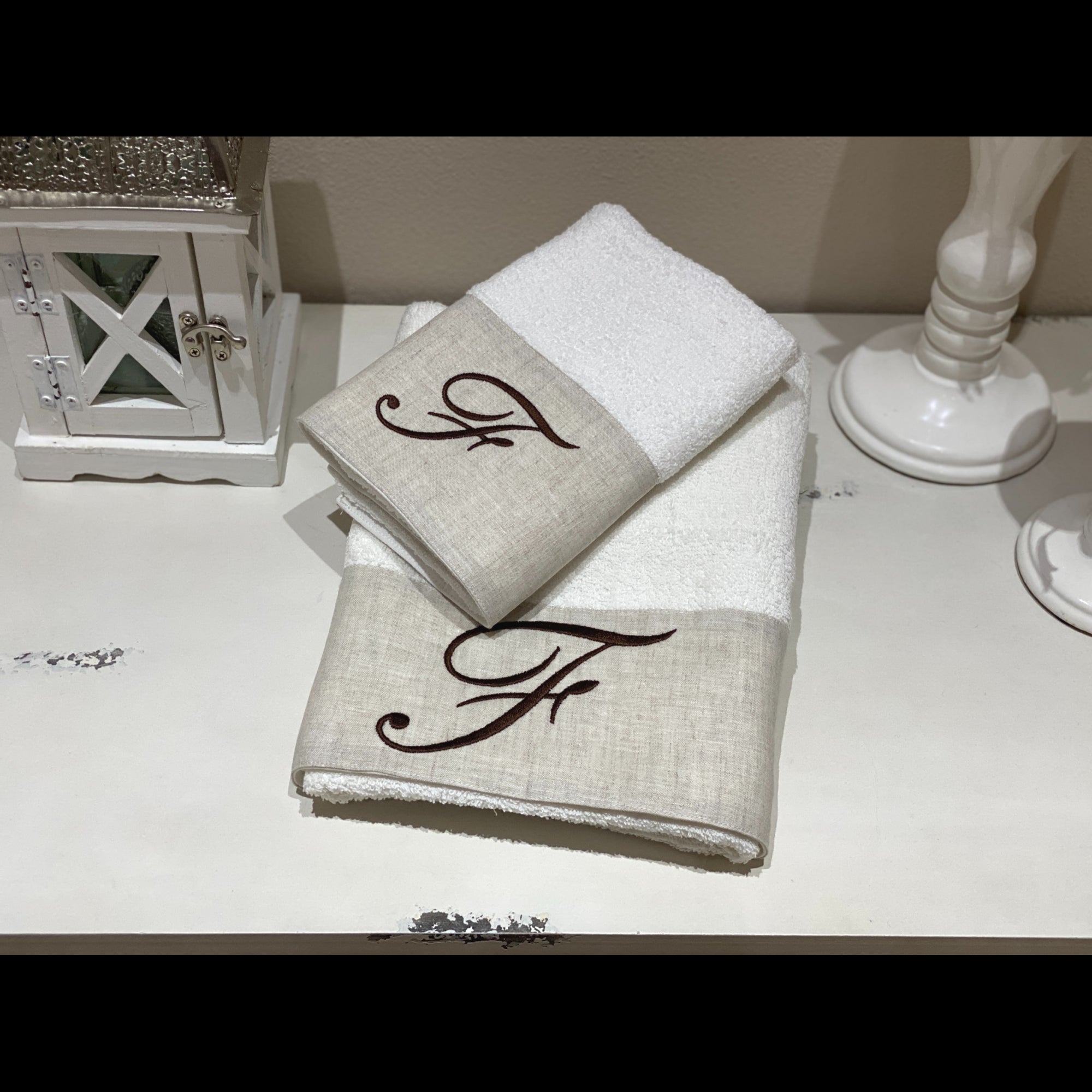 Asciugamani Con Cifre Su Lino Marrone