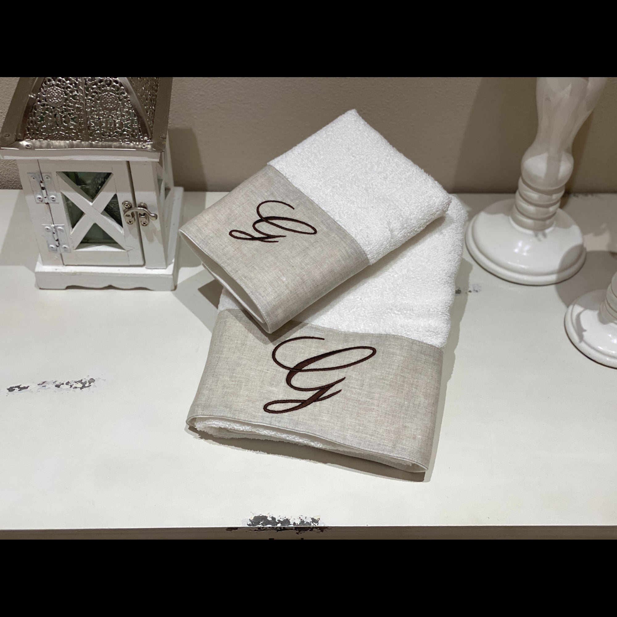 Asciugamani Con Cifre Su Lino Marrone