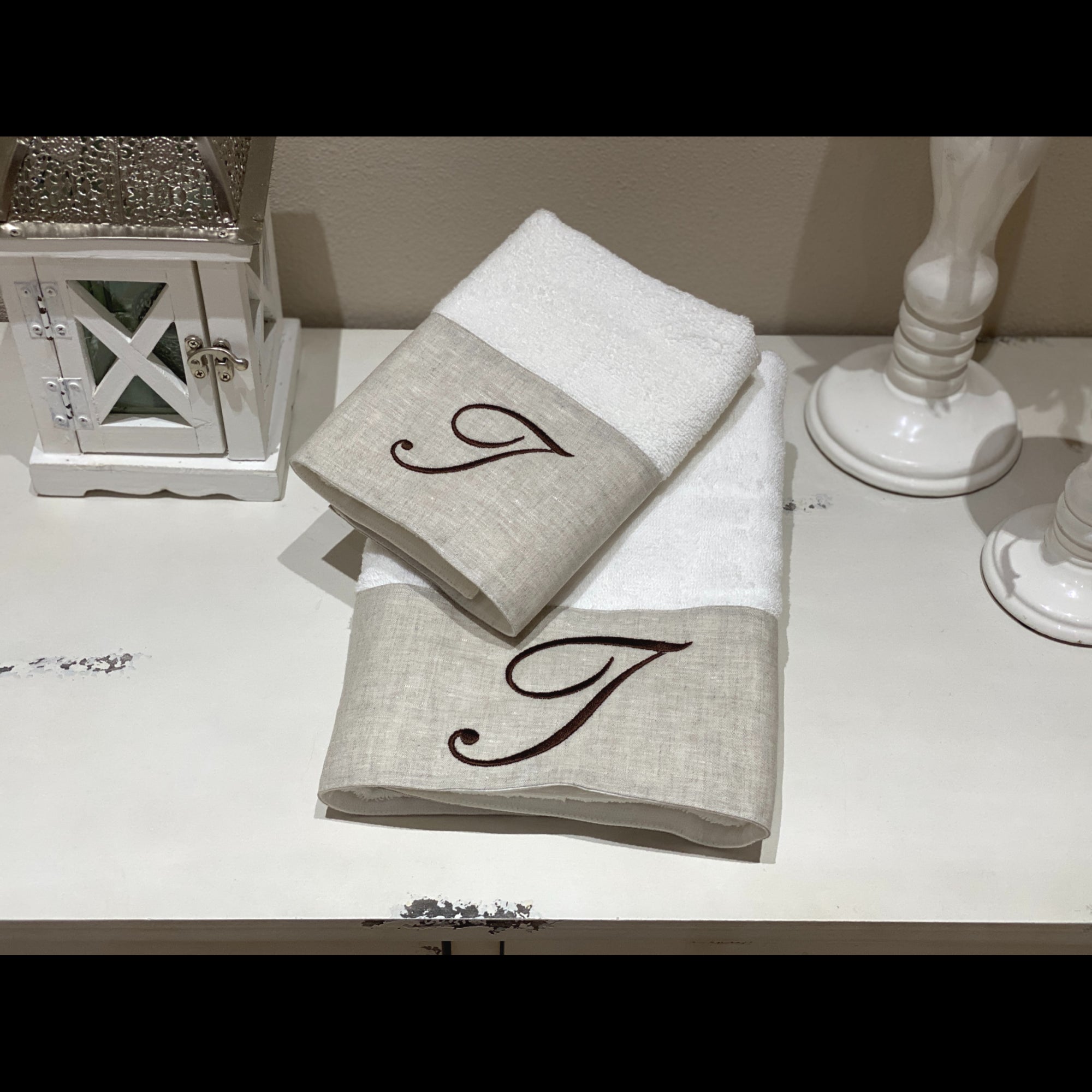 Asciugamani Con Cifre Su Lino Marrone