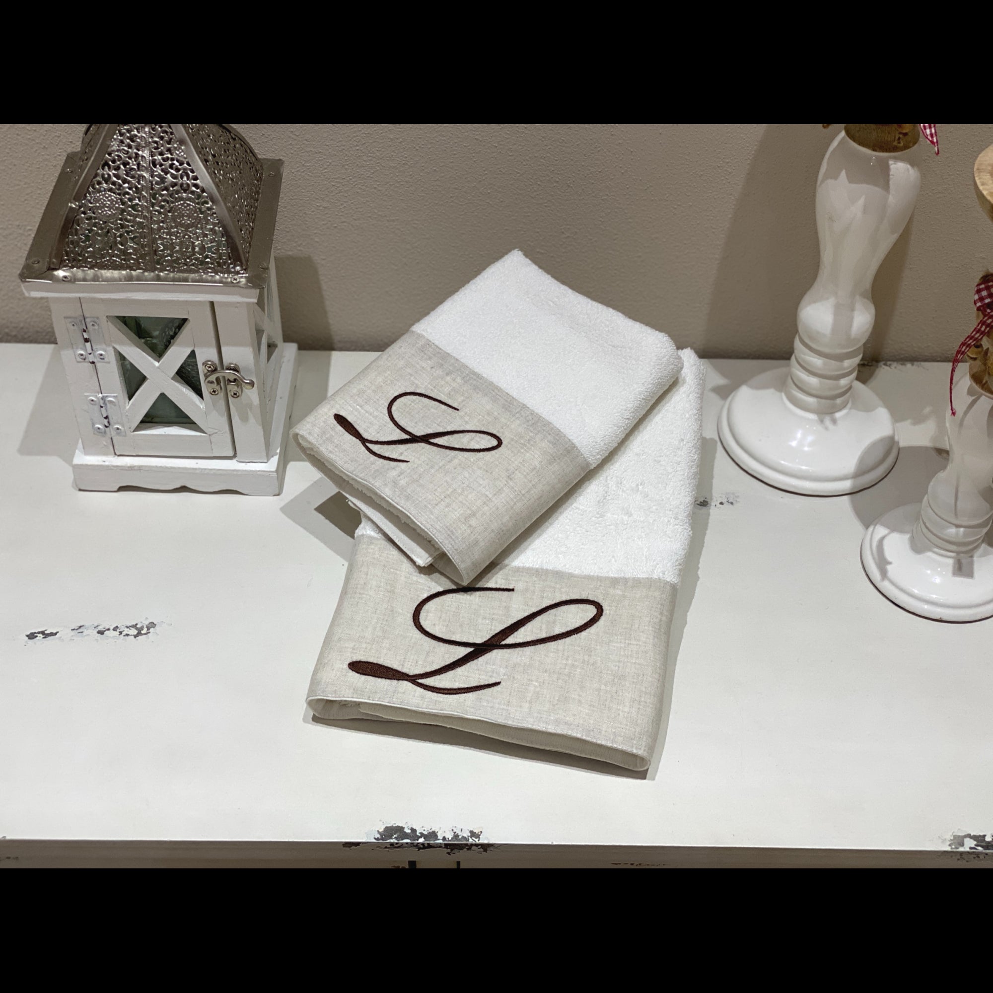 Asciugamani Con Cifre Su Lino Marrone