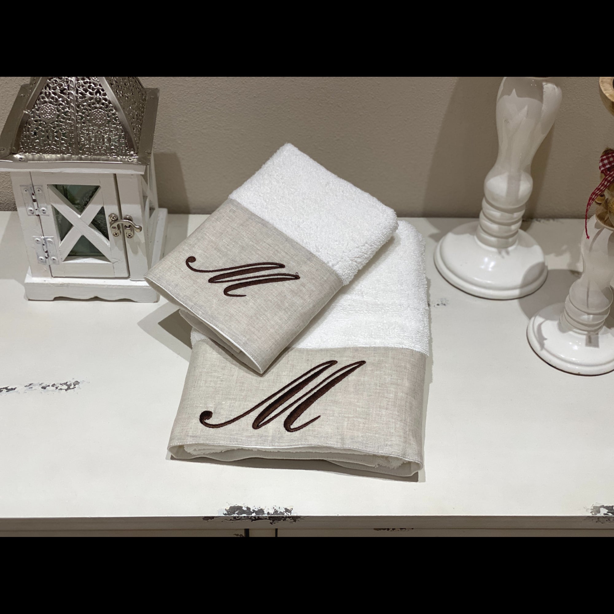 Asciugamani Con Cifre Su Lino Marrone