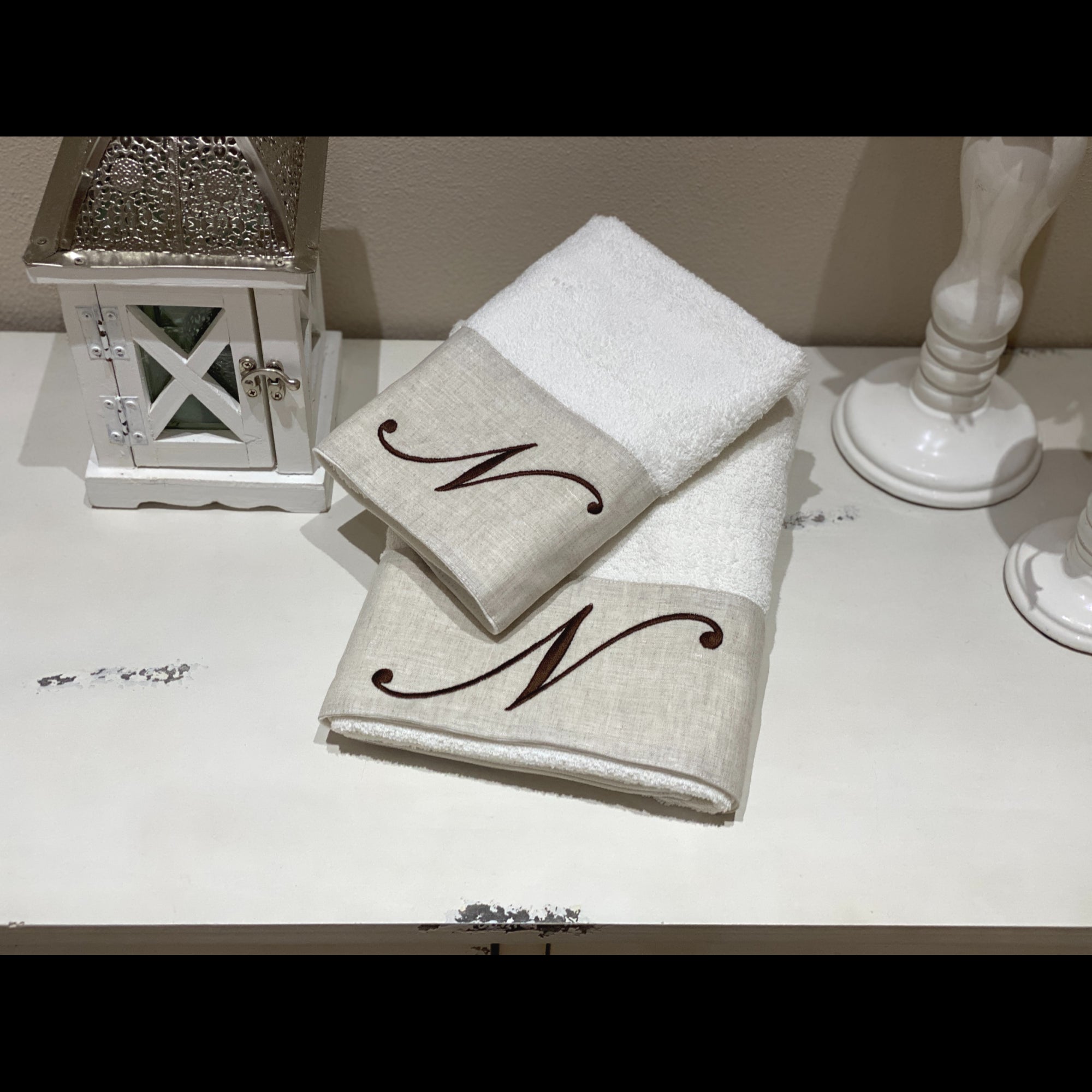 Asciugamani Con Cifre Su Lino Marrone