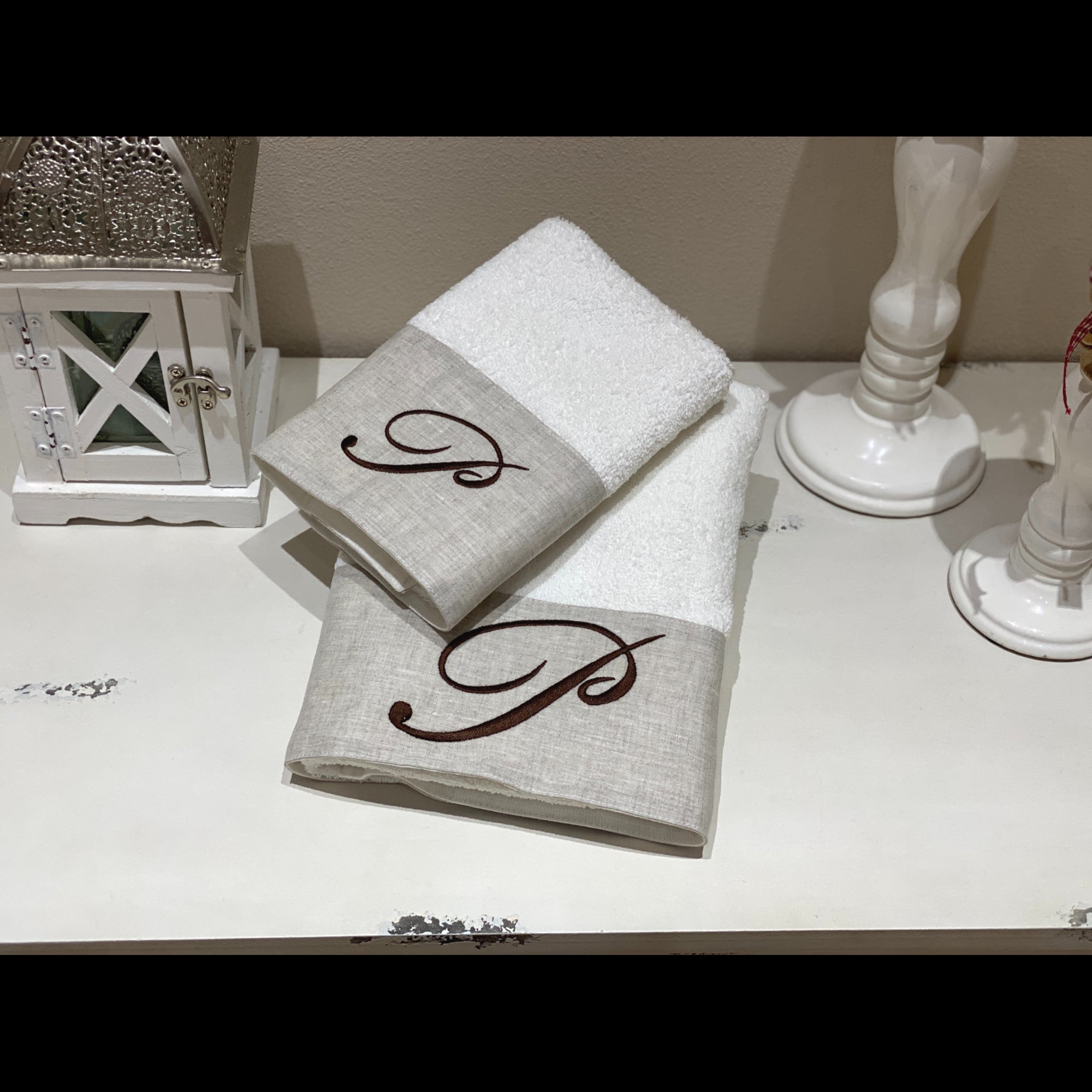 Asciugamani Con Cifre Su Lino Marrone