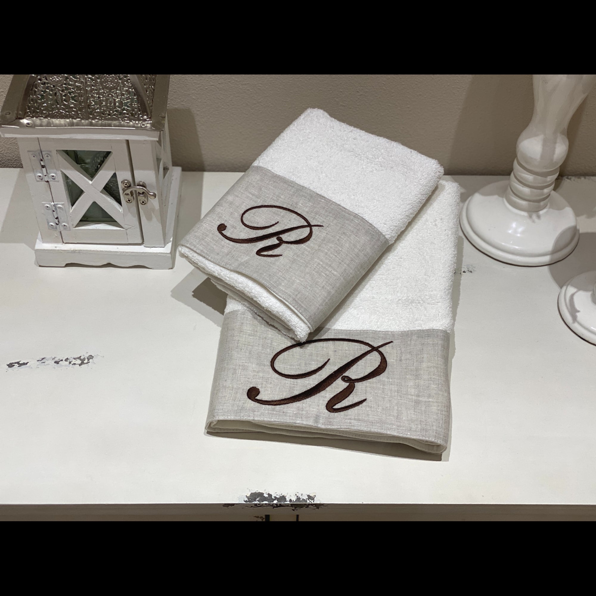 Asciugamani Con Cifre Su Lino Marrone
