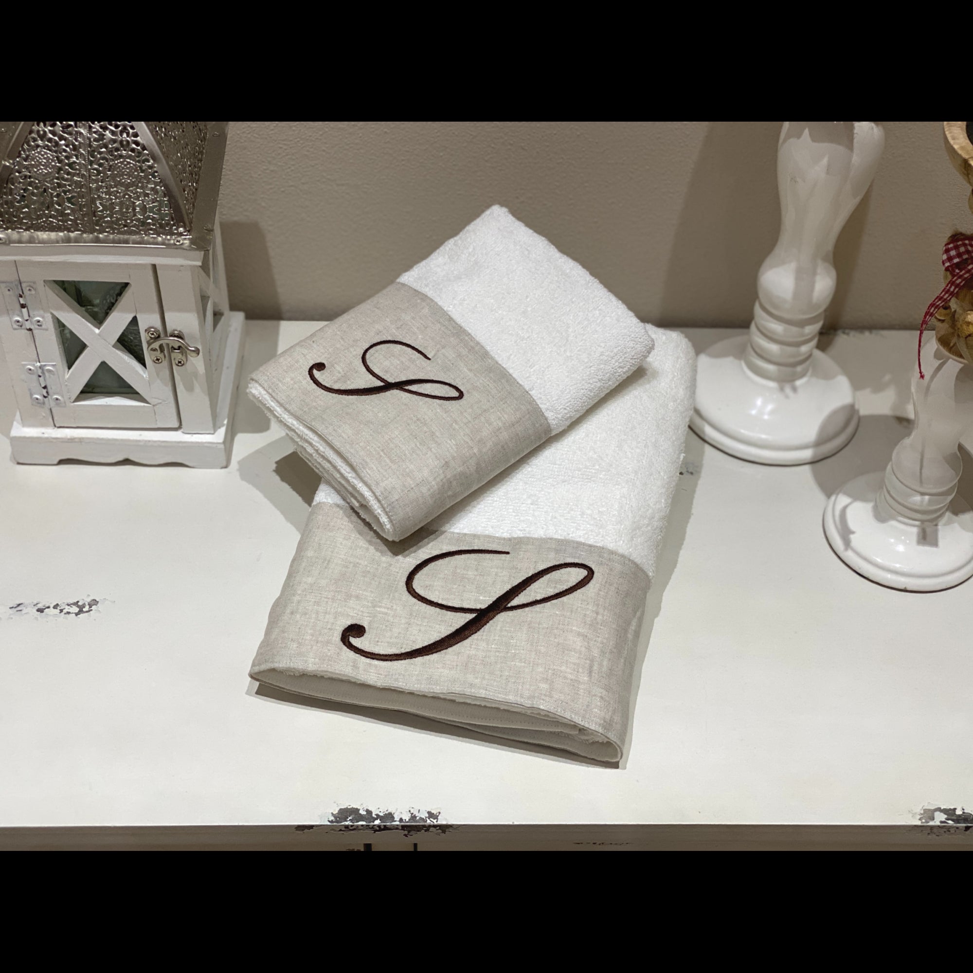 Asciugamani Con Cifre Su Lino Marrone