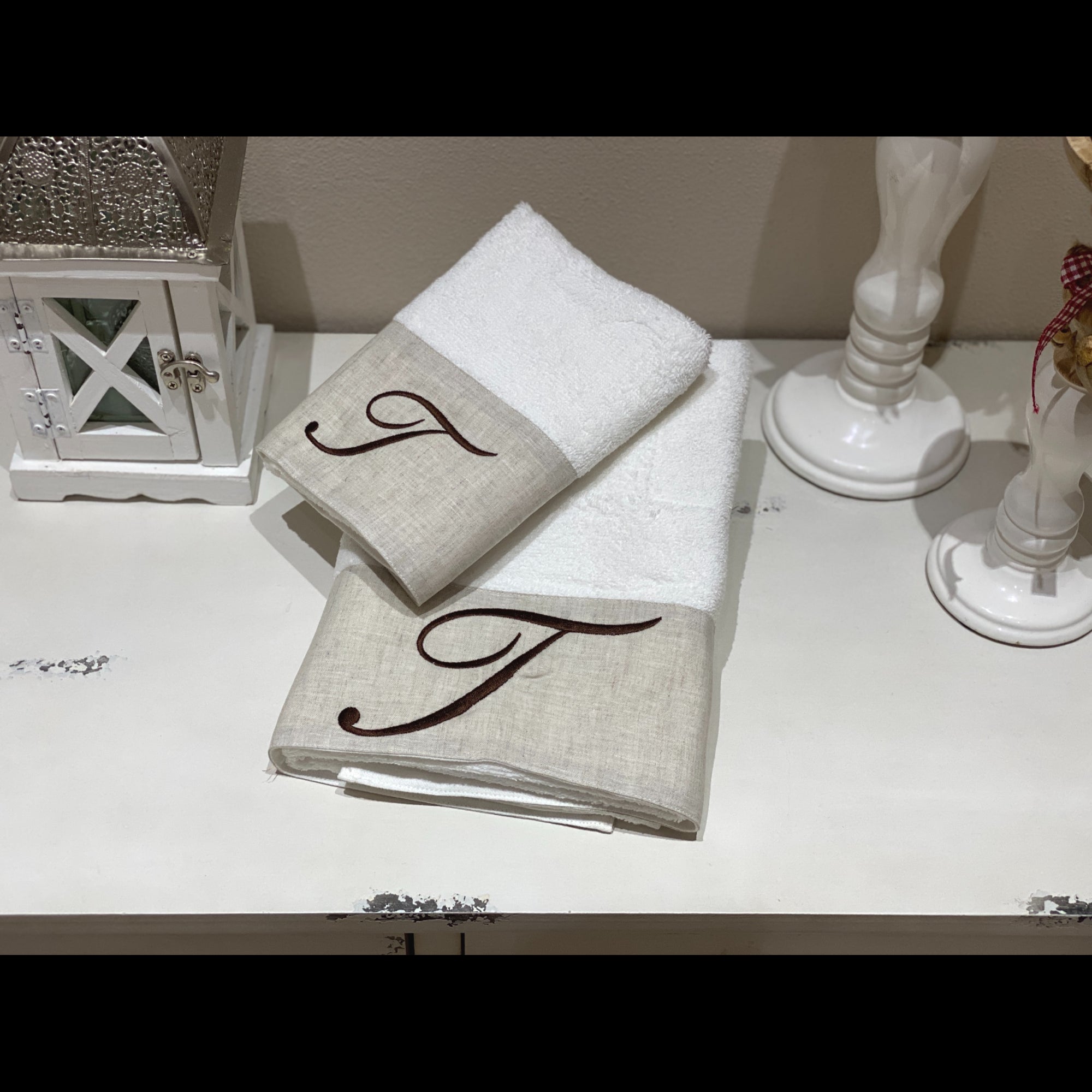 Asciugamani Con Cifre Su Lino Marrone