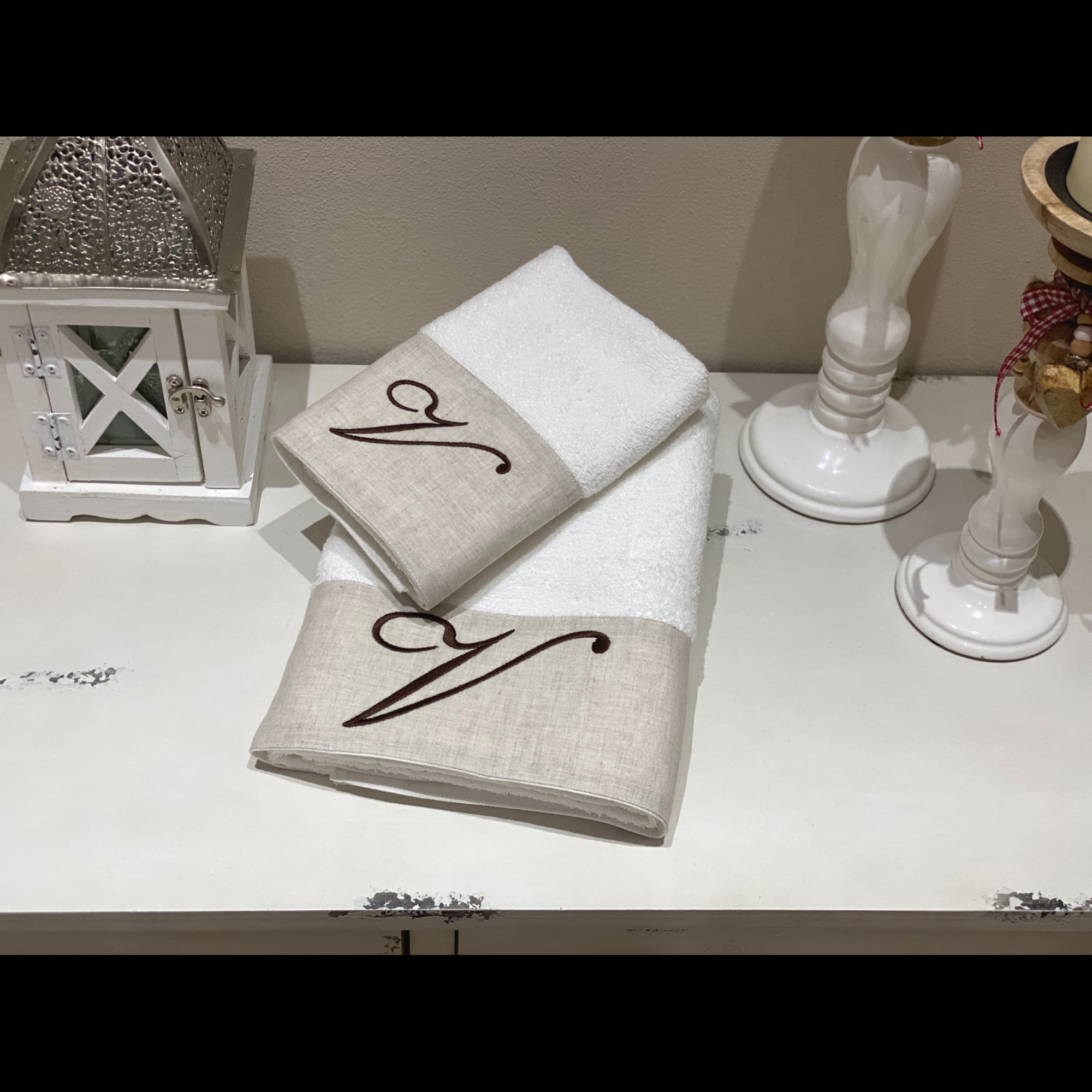 Asciugamani Con Cifre Su Lino Marrone