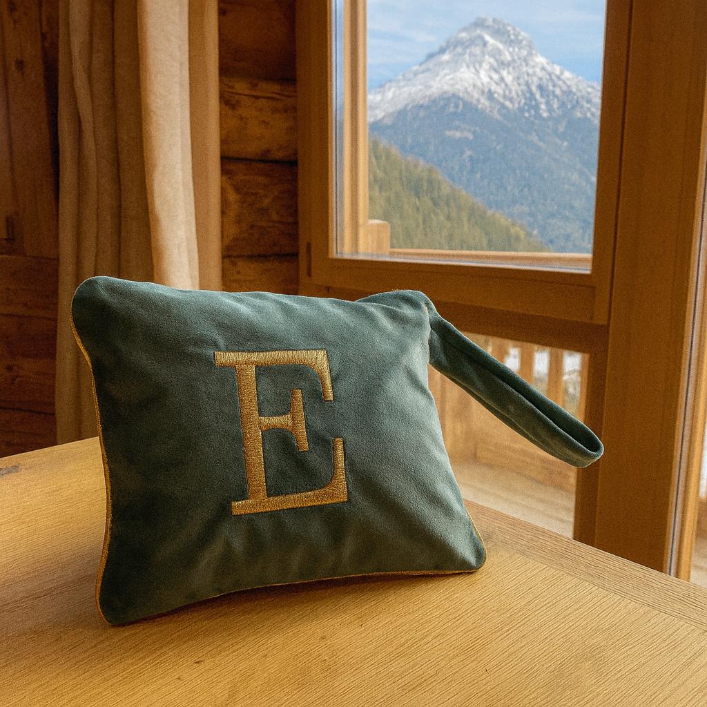 Pochette con Cifra In Velluto Verde