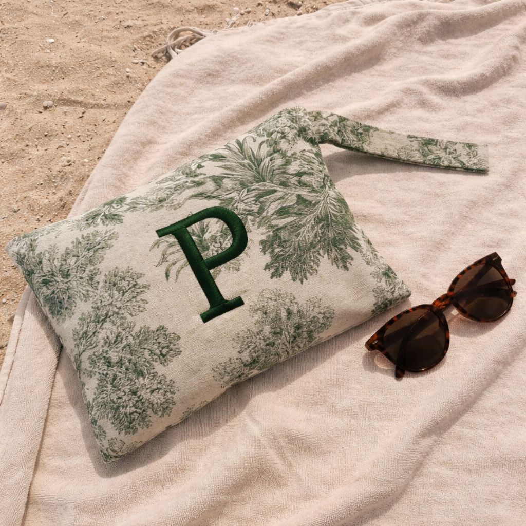 Pochette con stampa toile de Jouy e cifra