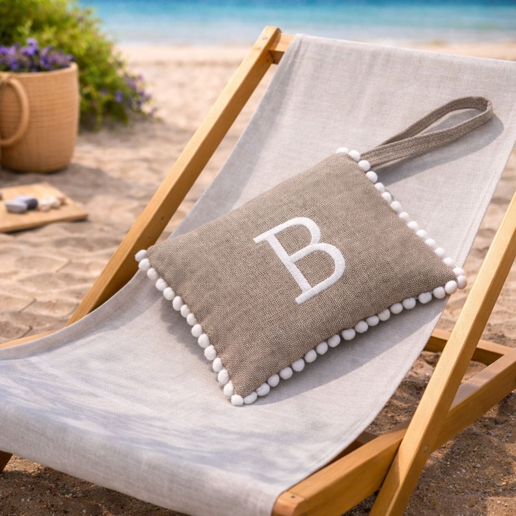 Pochette effetto lino con pon pon e cifra