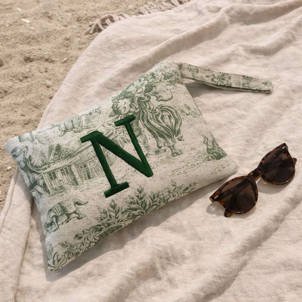 Pochette con stampa toile de Jouy e cifra